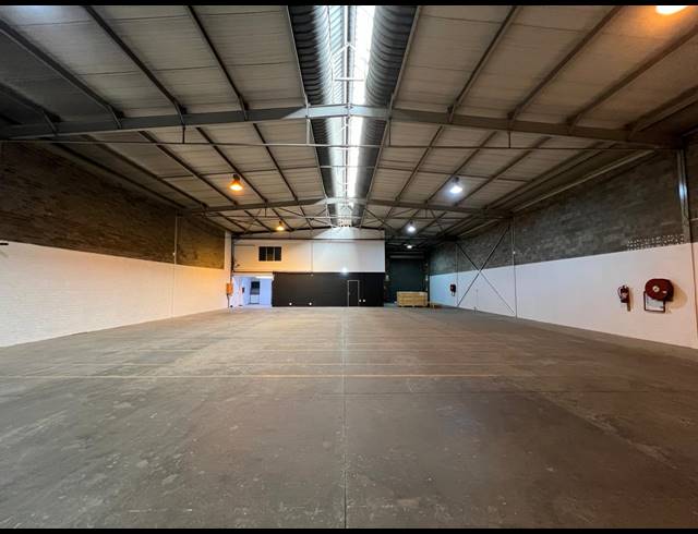 620M² WAREHOUSE TO LET IN LASER PARK